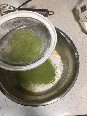 抹茶戚风蛋糕卷的做法 步骤4