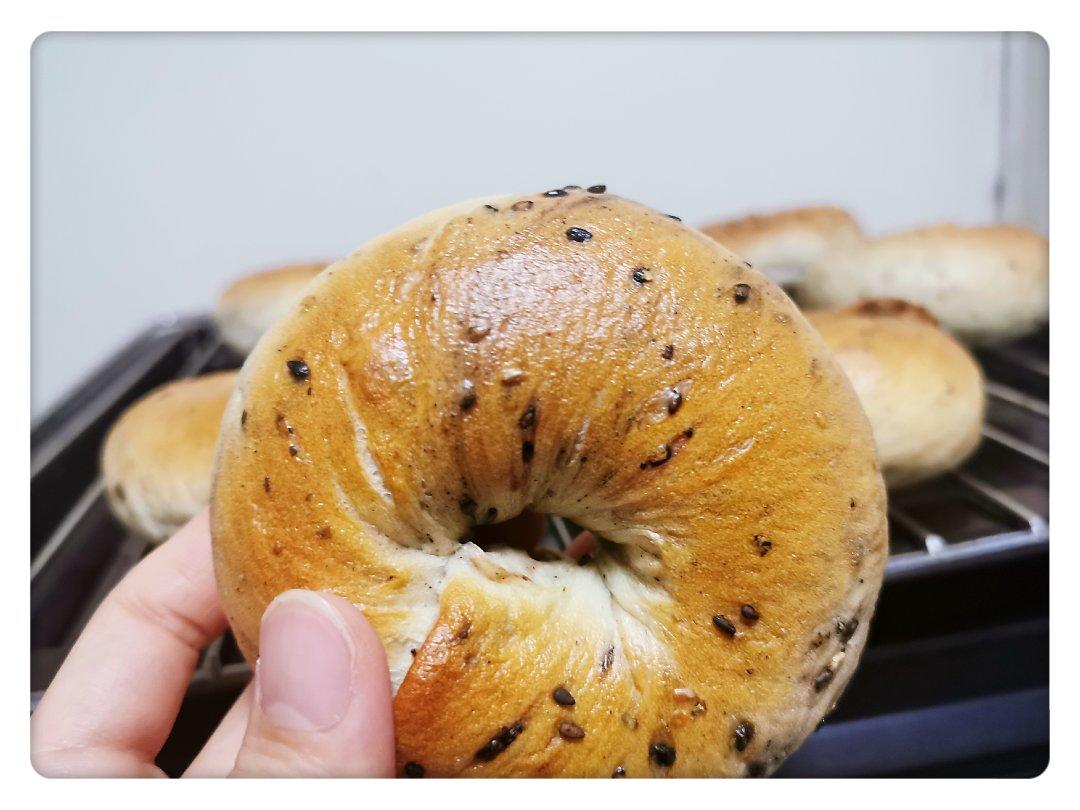 黑芝麻贝果和芥末籽培根贝果