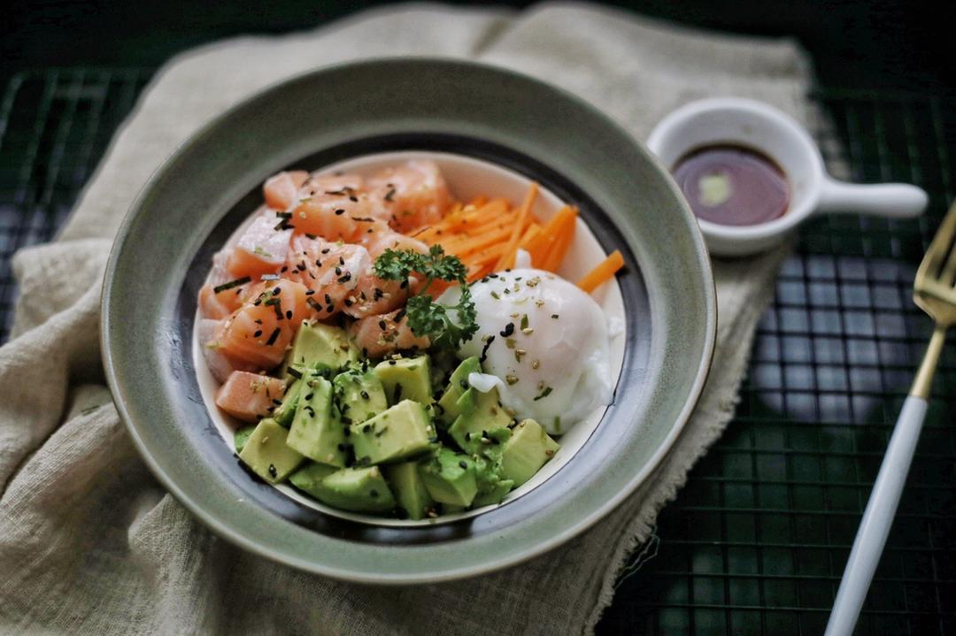 三文鱼牛油果盖饭，风靡夏威夷的Poke拌饭