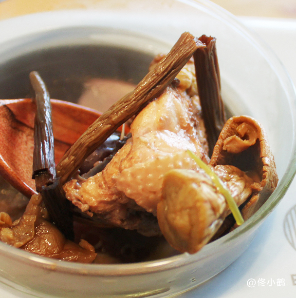 【12月北鼎蒸炖锅食谱】姬松茸茶树菇鸡汤的做法