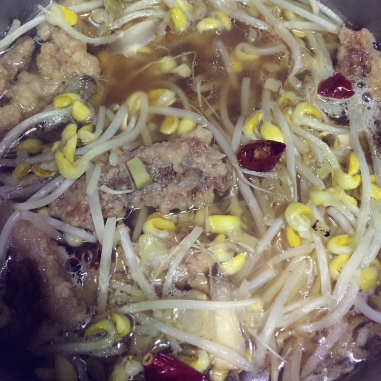 陌上缓缓做的黄豆芽炖小酥肉