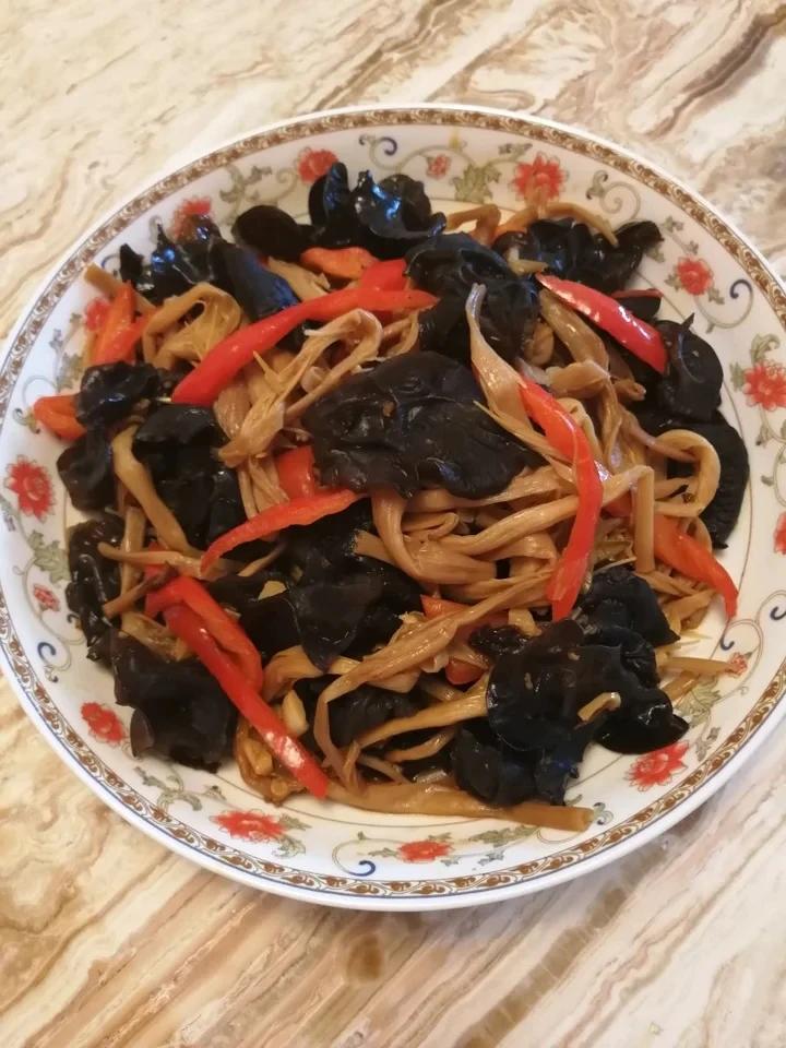 黄花菜炒黑木耳🔥能养血驻颜，健脑抗衰