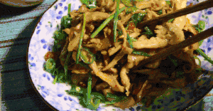 很好吃的下饭菜干锅菌菇·小美的美食的做法 步骤8
