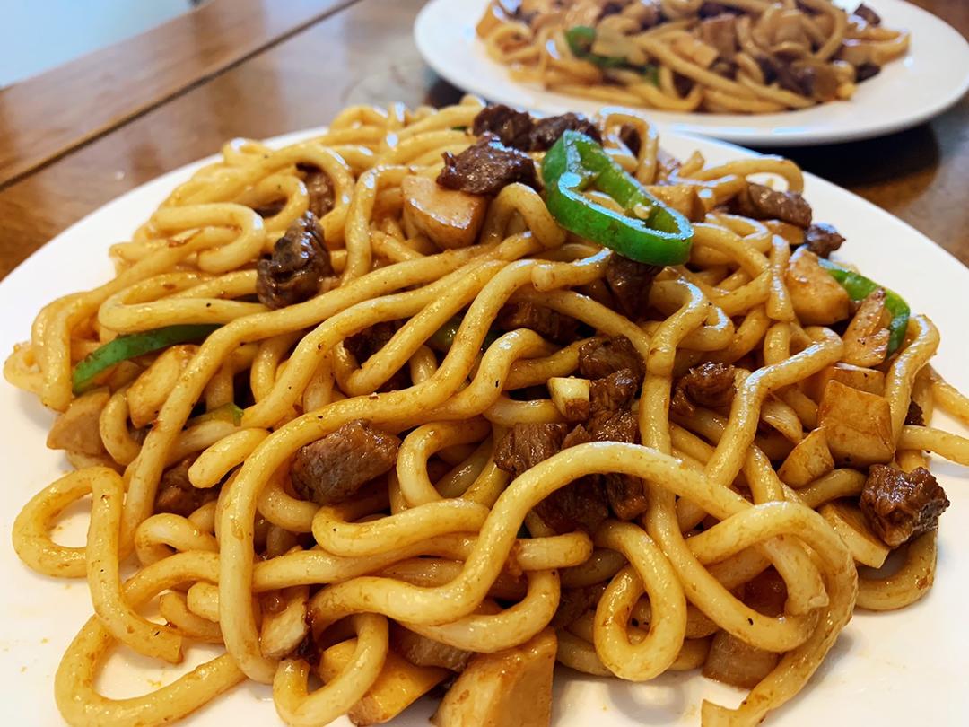 上桌秒光的黑椒牛肉乌冬面