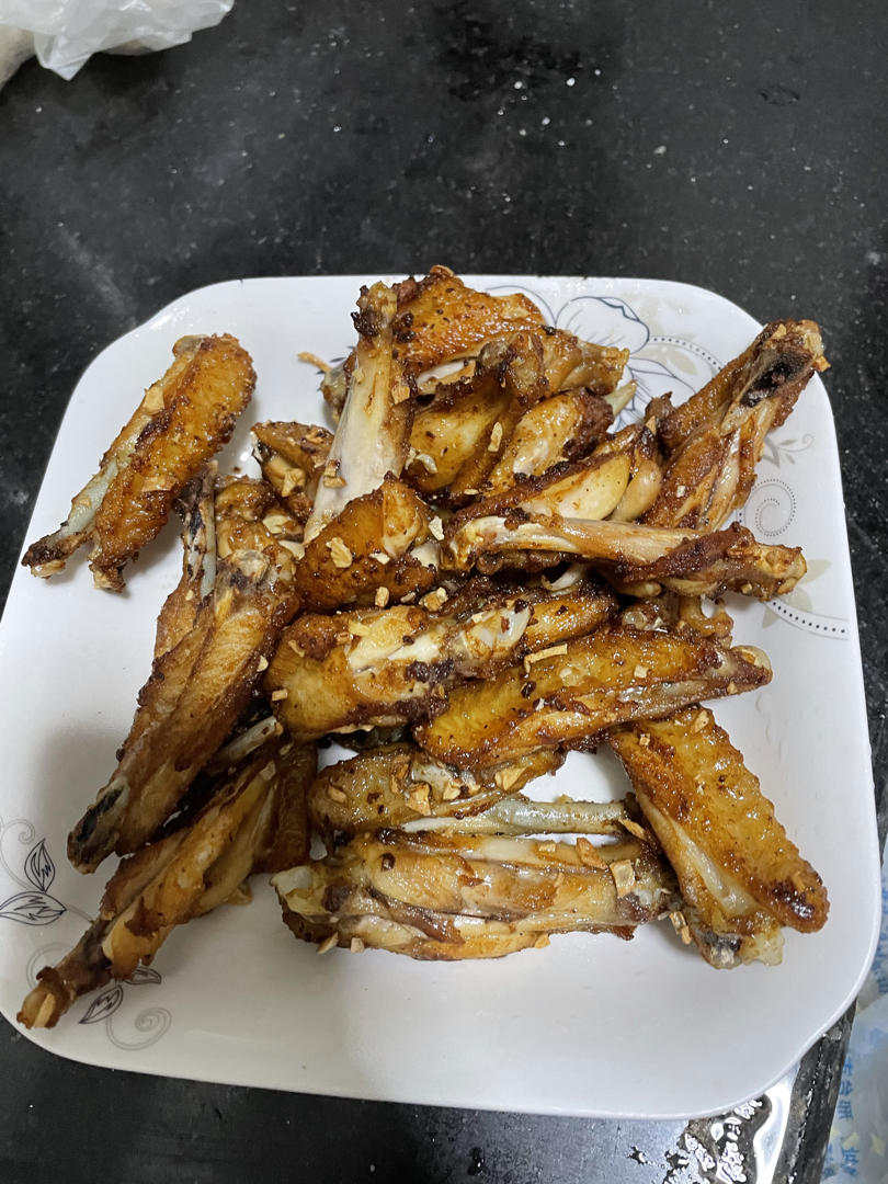 蒜香浓郁，鲜嫩多汁的蒜香鸡翅