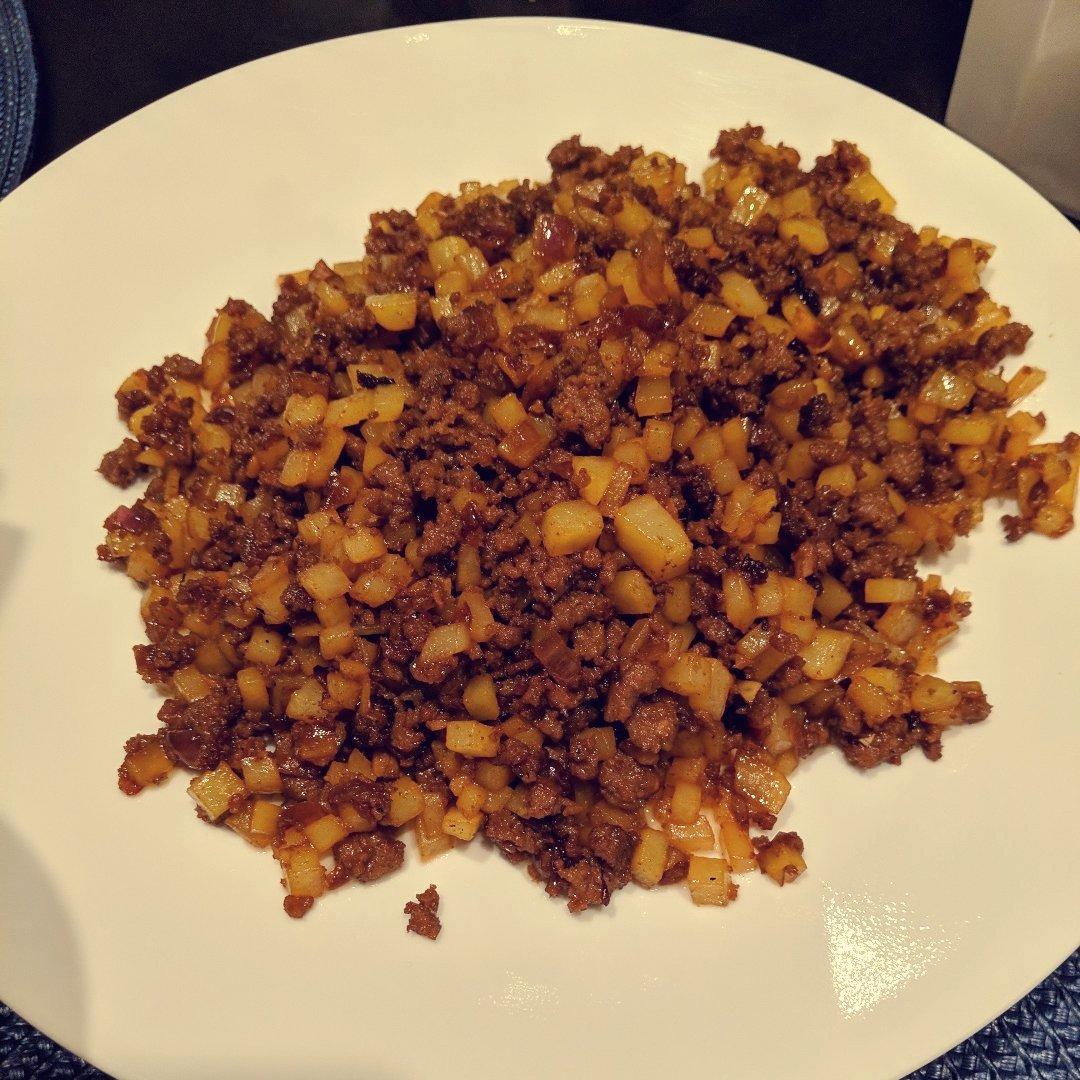 贫穷的胖纸馋了咋办：肉末土豆，可以吃好几顿呢！
