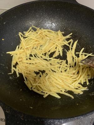 咸鸭蛋黄炒土豆的做法 步骤5