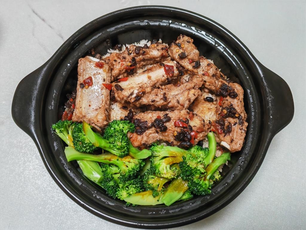 滑嫩鲜美的豉汁排骨煲仔饭