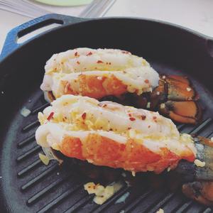 蒜香黄油烤龙虾尾的做法 步骤2