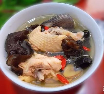 黑木耳枸杞土鸡汤的做法的做法