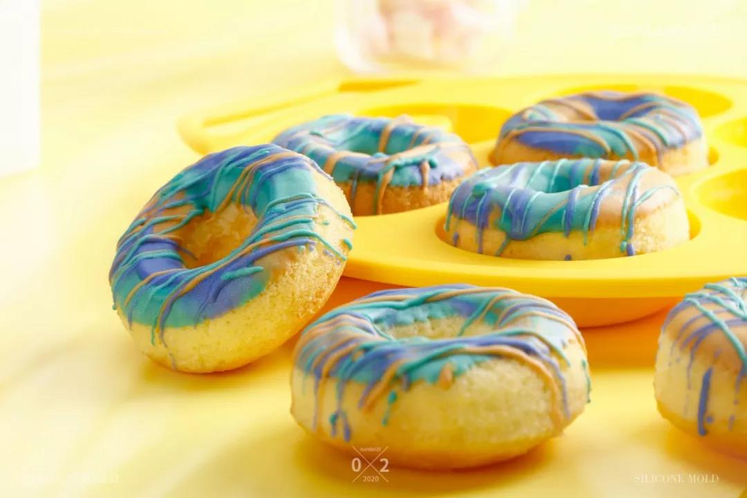 《ownland澳澜烘焙》彩色条纹甜甜圈的做法