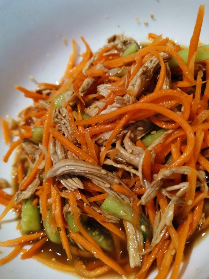 快手减脂餐～凉拌鸡胸黄瓜胡萝卜丝