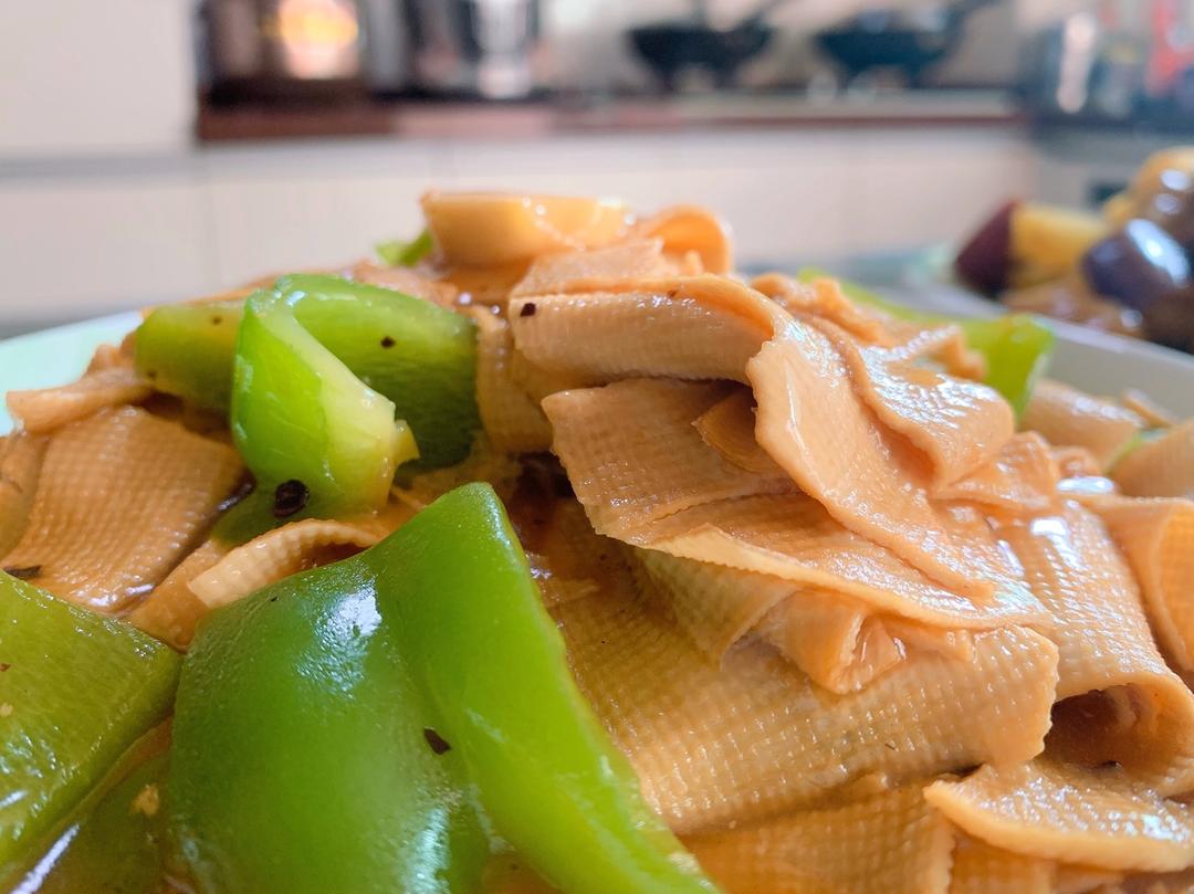 😘家常尖椒炒豆皮，做法简单好吃不长肉，饭桌上常见的一道菜，暖心暖胃。