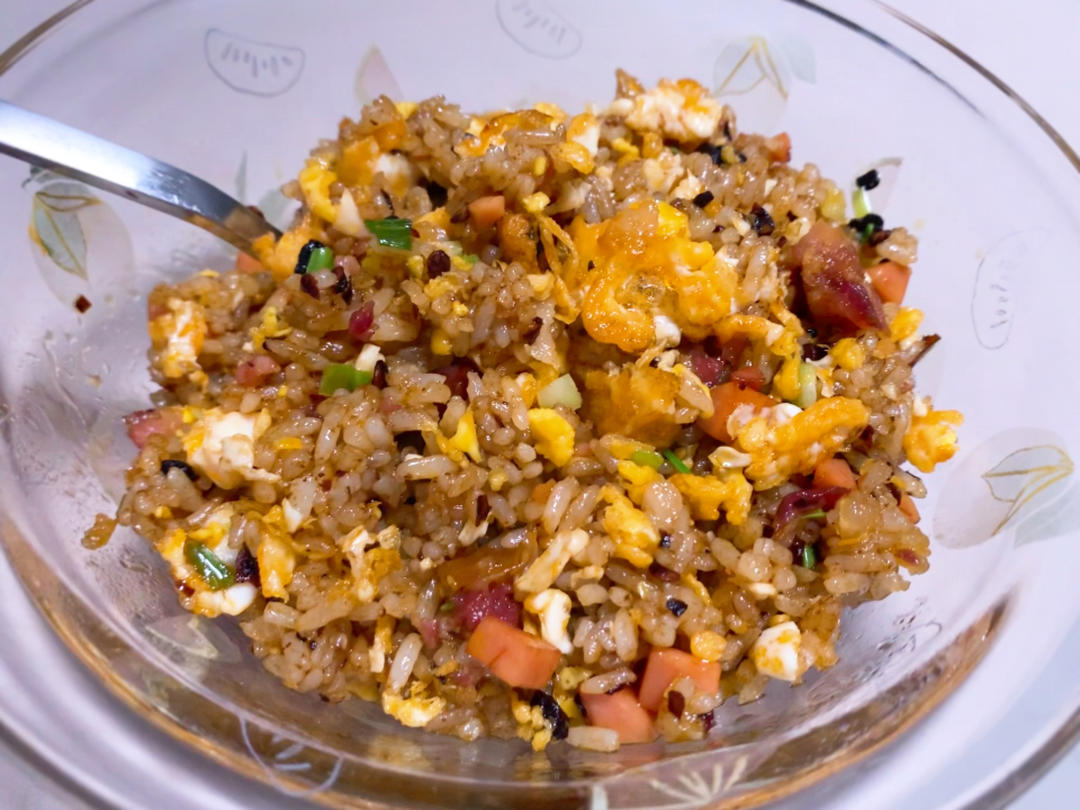 蛋炒饭不要只放鸡蛋了，加点老干妈，生抽耗油都不需要了，香喷喷