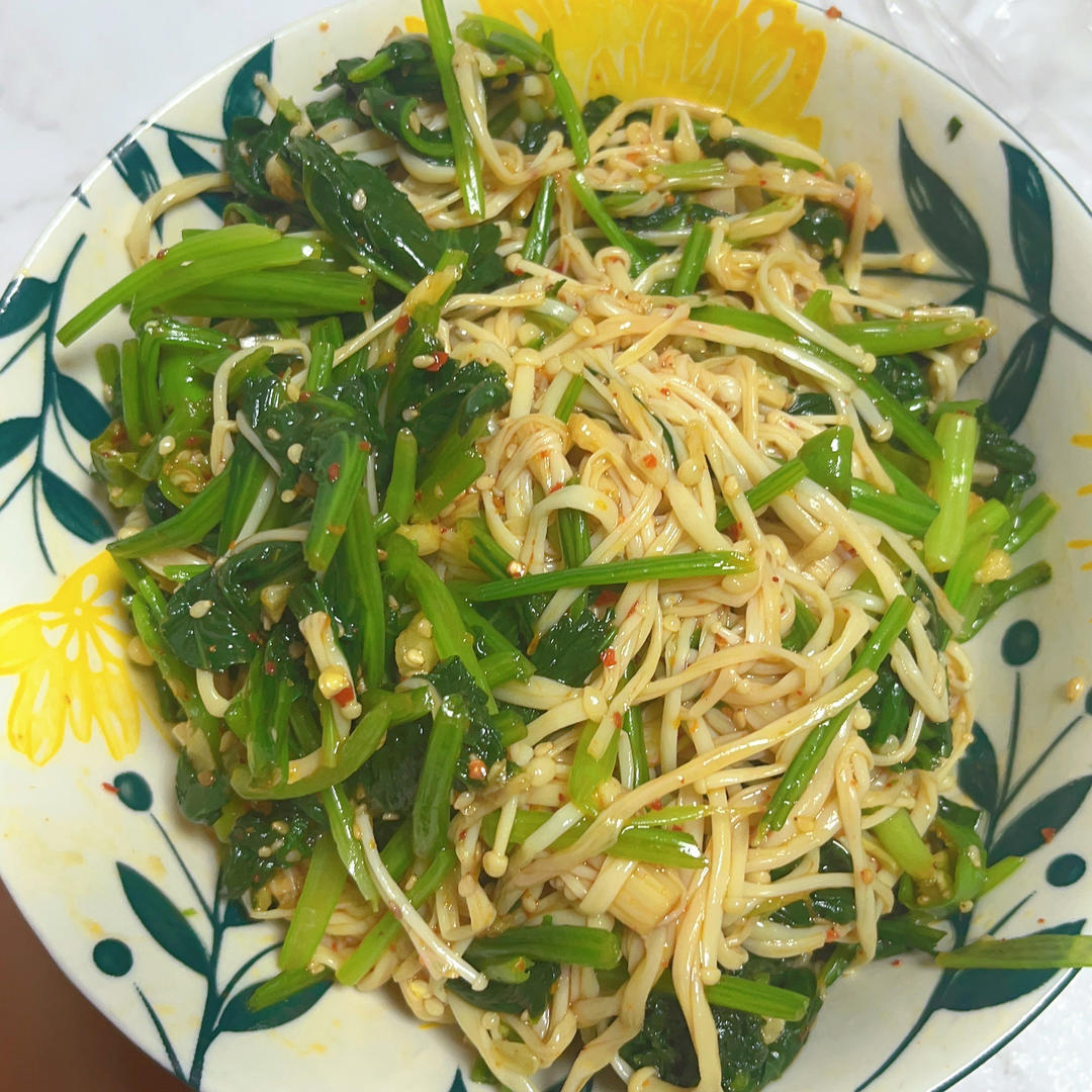 解馋减脂餐！酸辣开胃又下饭的菠菜拌金针菇