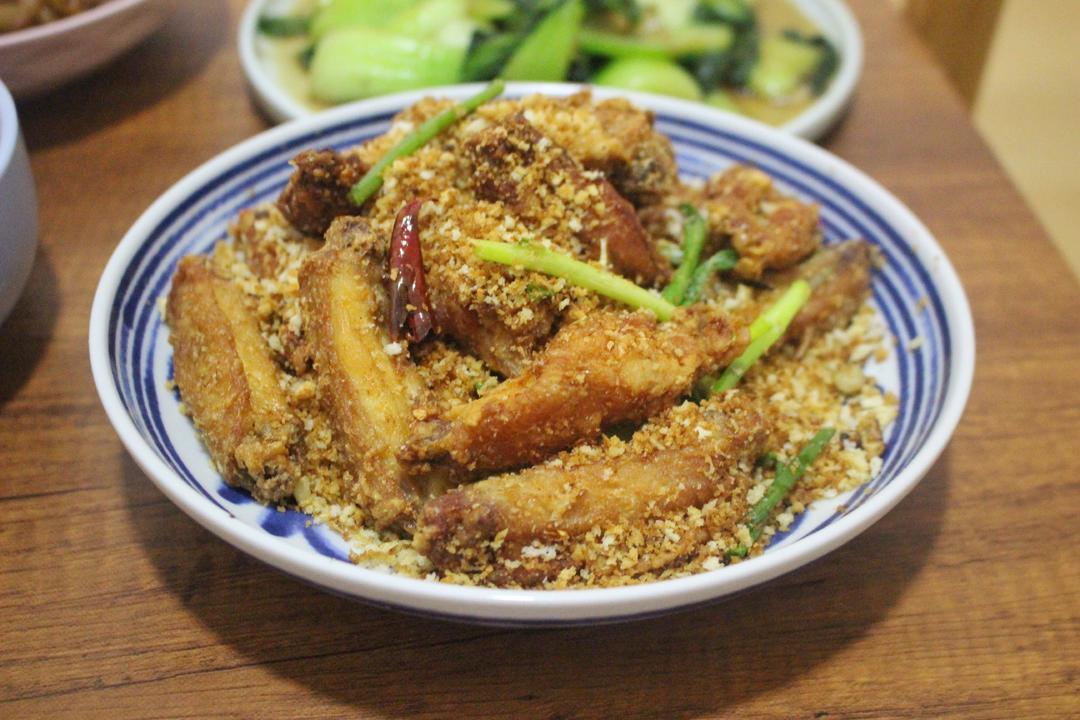 避风塘炒鸡翅的做法