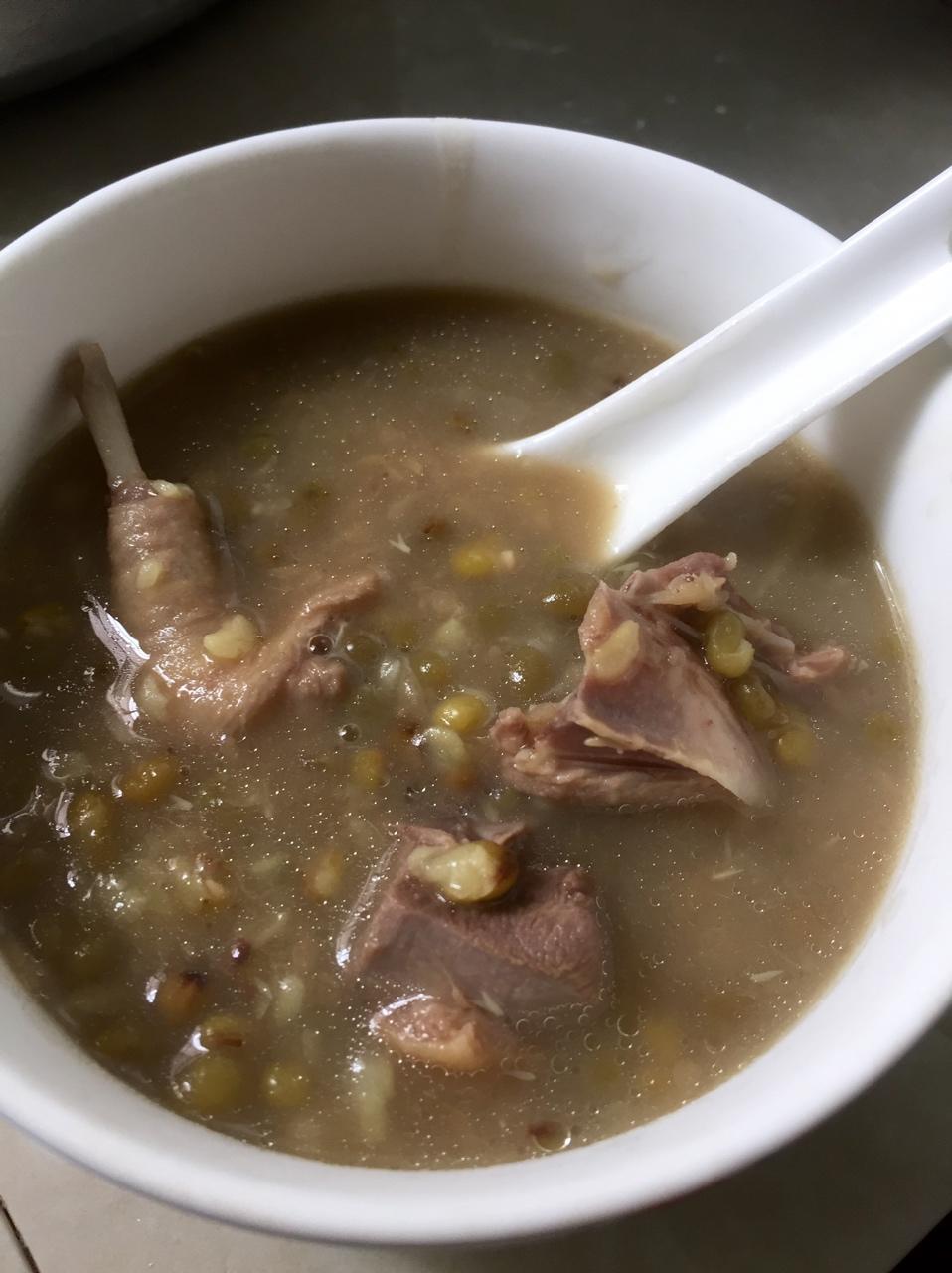 小不点_wu4c做的鸽子绿豆汤 (凉血解毒)