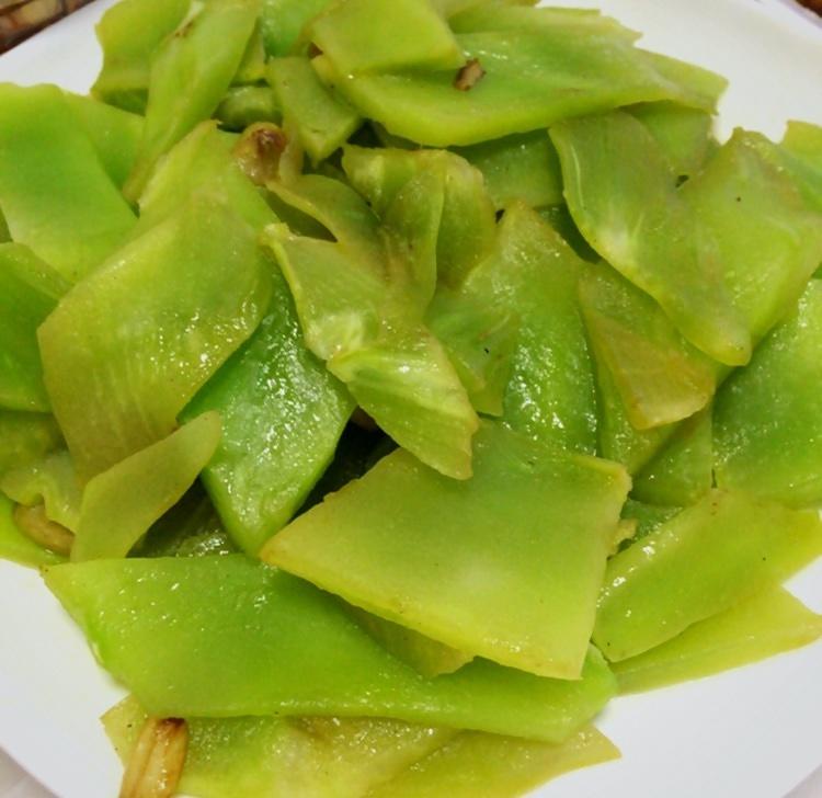 清炒莴苣三部曲的做法