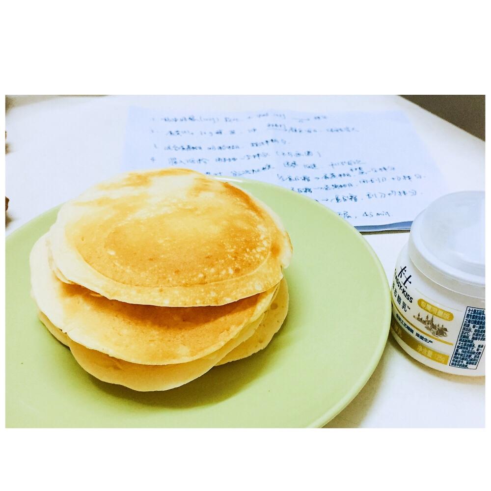 【酸奶松饼yogurt pancake】，搭上黑莓果酱和枫糖的美味。