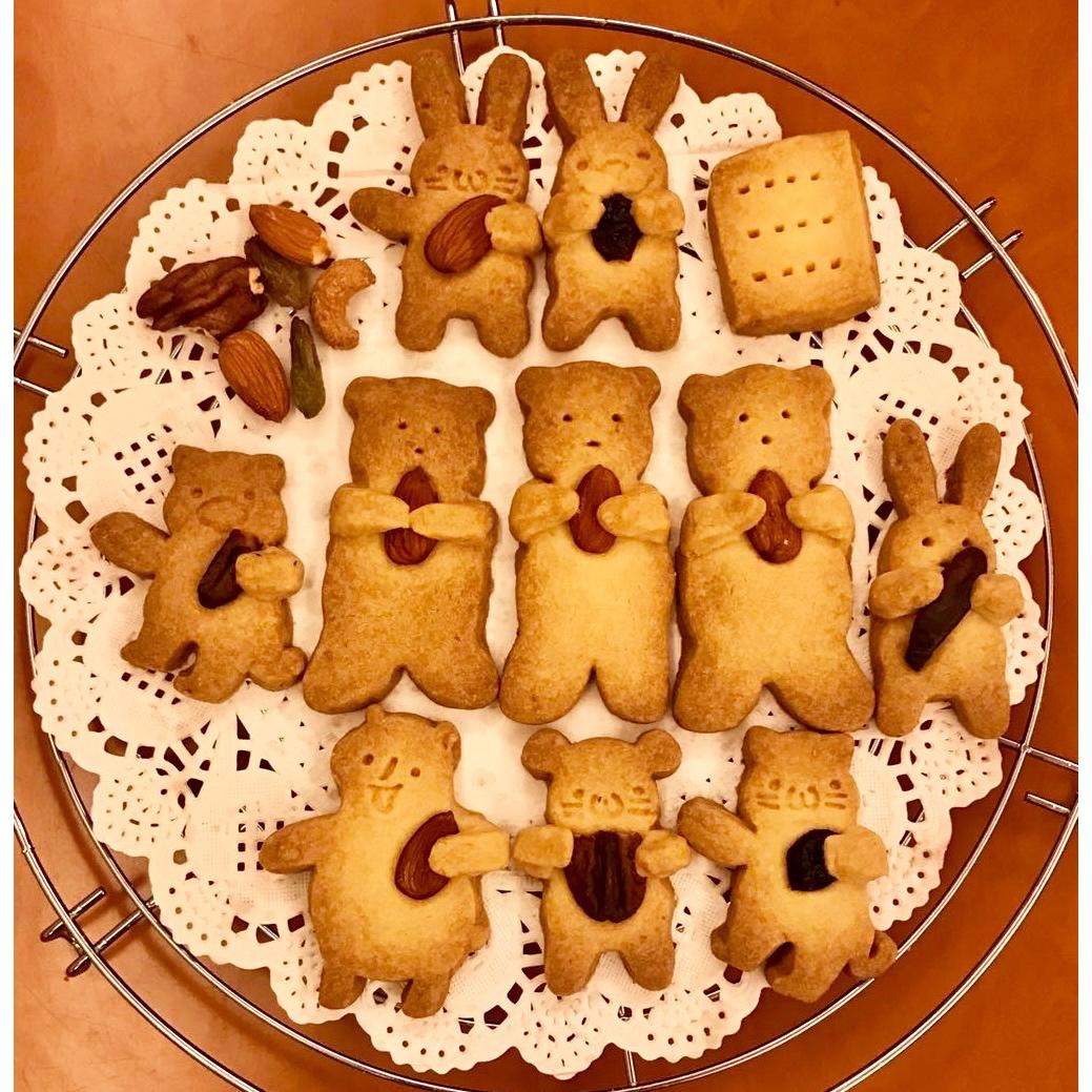 michelle小新做的抱杏仁的小熊(造型饼干)