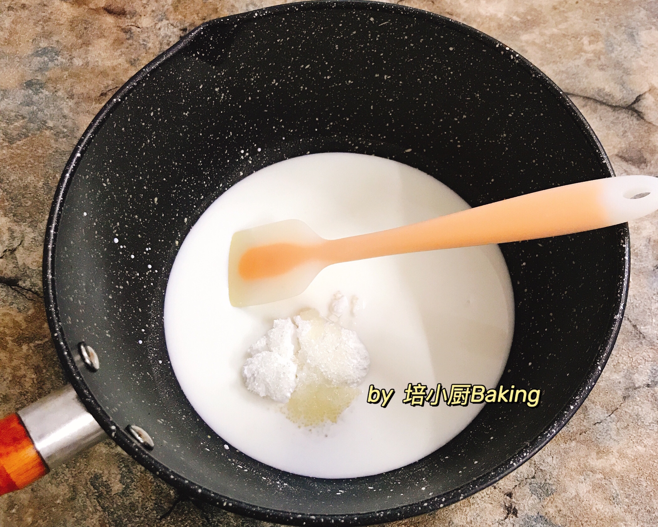 台湾小吃 鲜奶麻薯 浓郁顺滑（5分钟就搞定的一款小甜品）的做法 步骤1