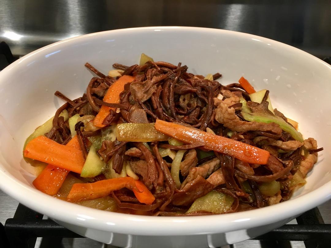 五花肉干锅茶树菇
