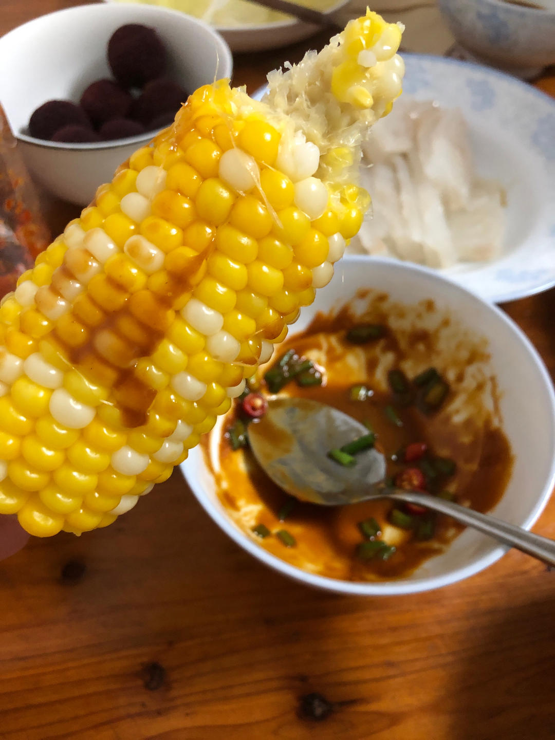 蒸玉米，水开后小火五分钟，再焖八分钟