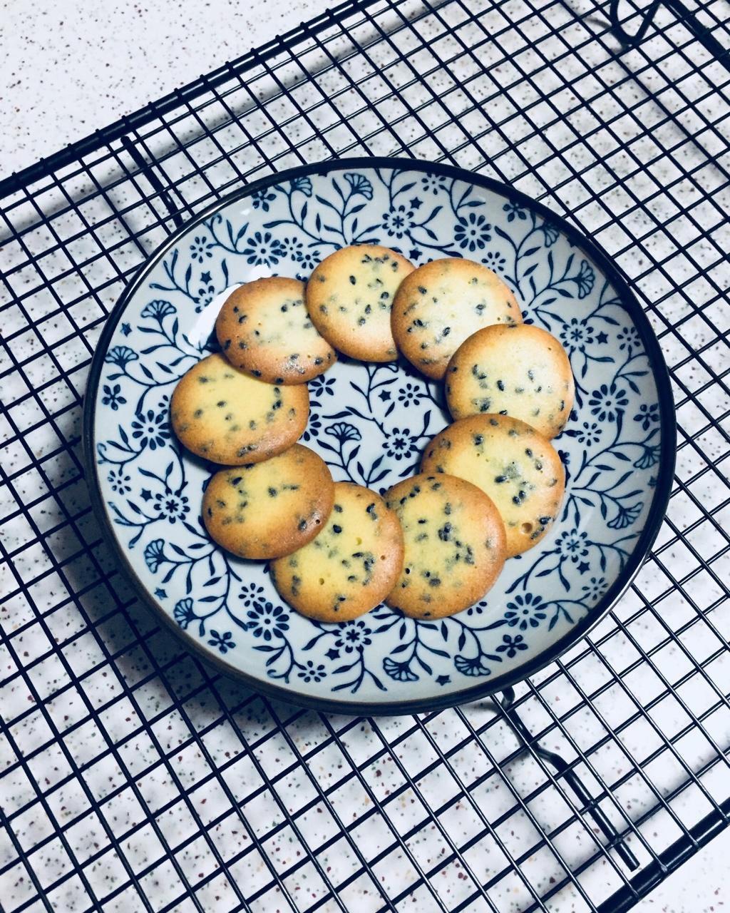 小时候的味道 — 芝麻鸡蛋薄脆饼干