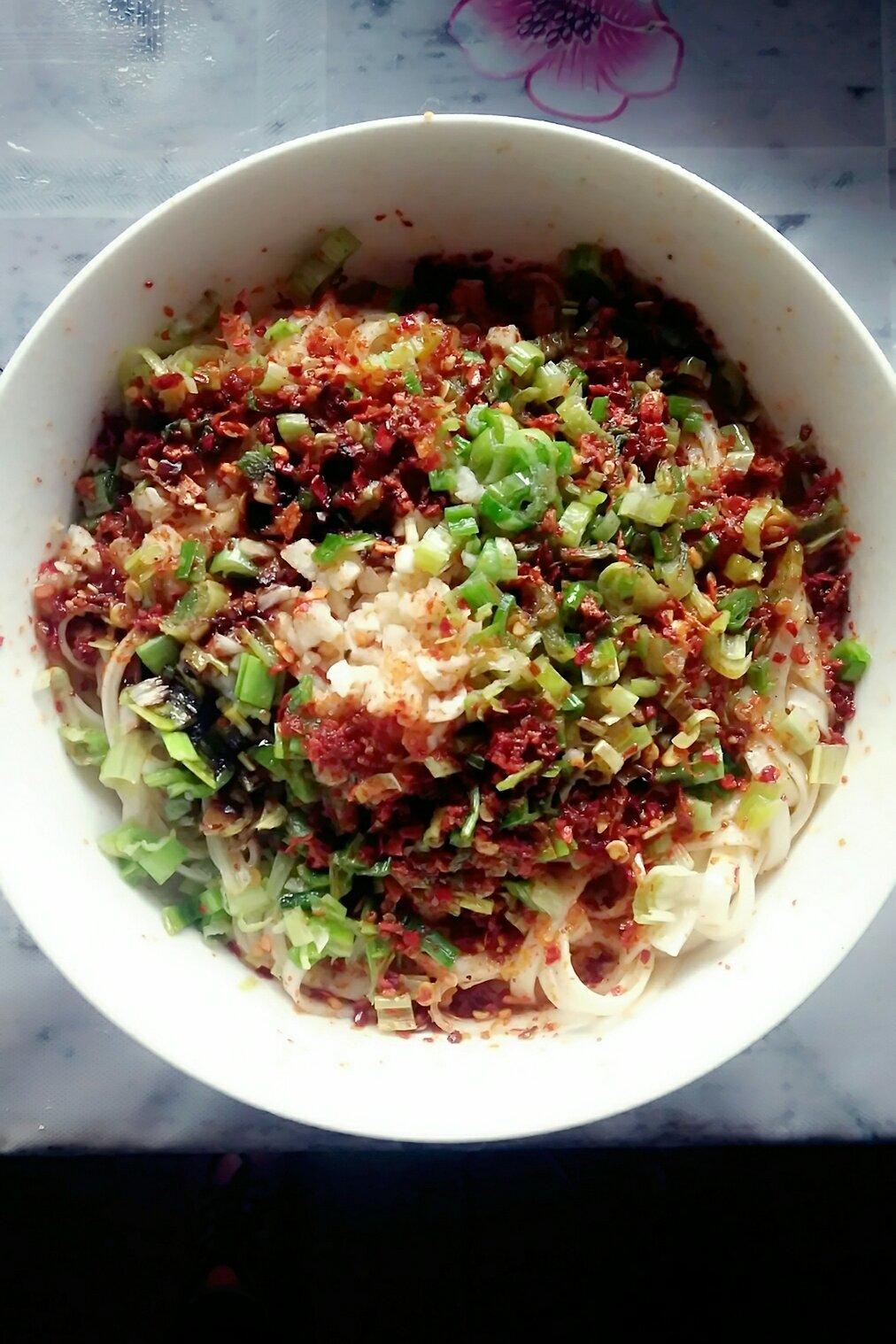 葱爆面—就是汪涵在天天向上里面做的那个啦