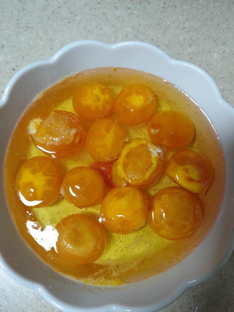 生的咸鸭蛋黄处理方法