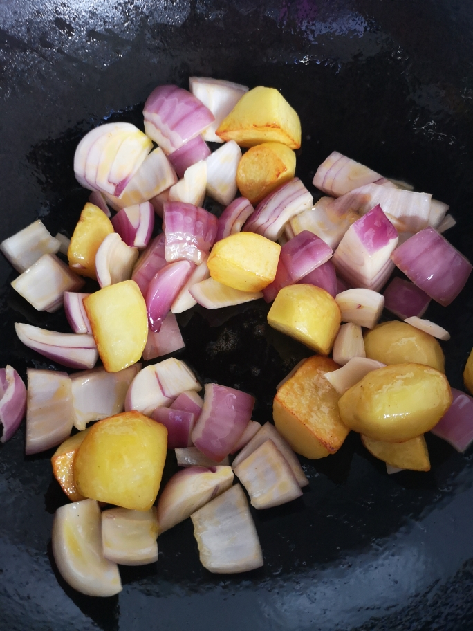 黄金土豆烧洋葱（配料简单的不能再简单了）的做法 步骤5