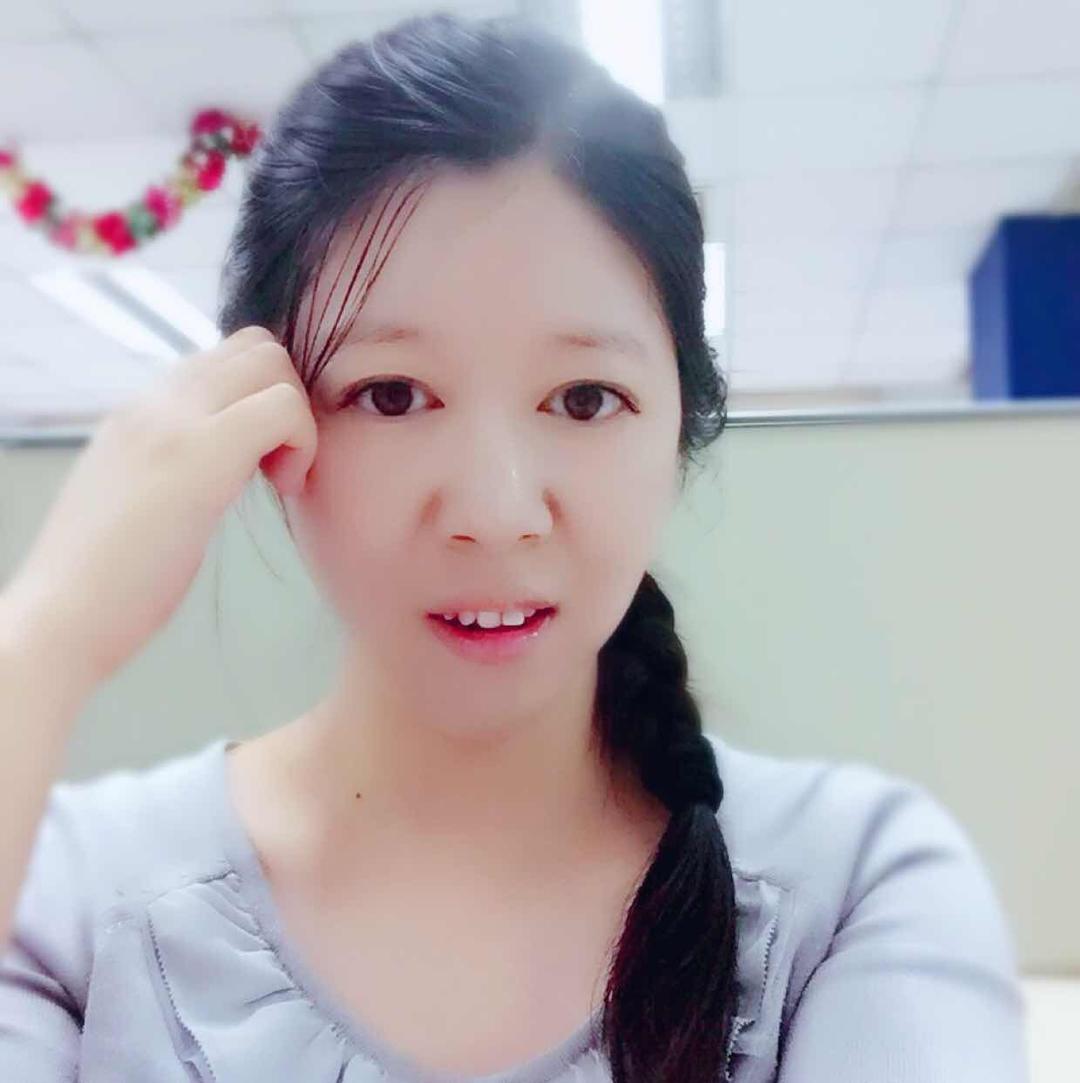 卡罗琳只是个悲伤的女孩