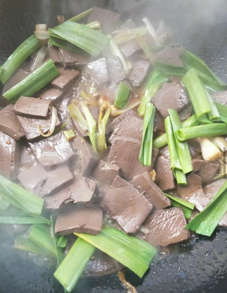 知味江湖做的蒜苗炒猪血【海底捞调料版】