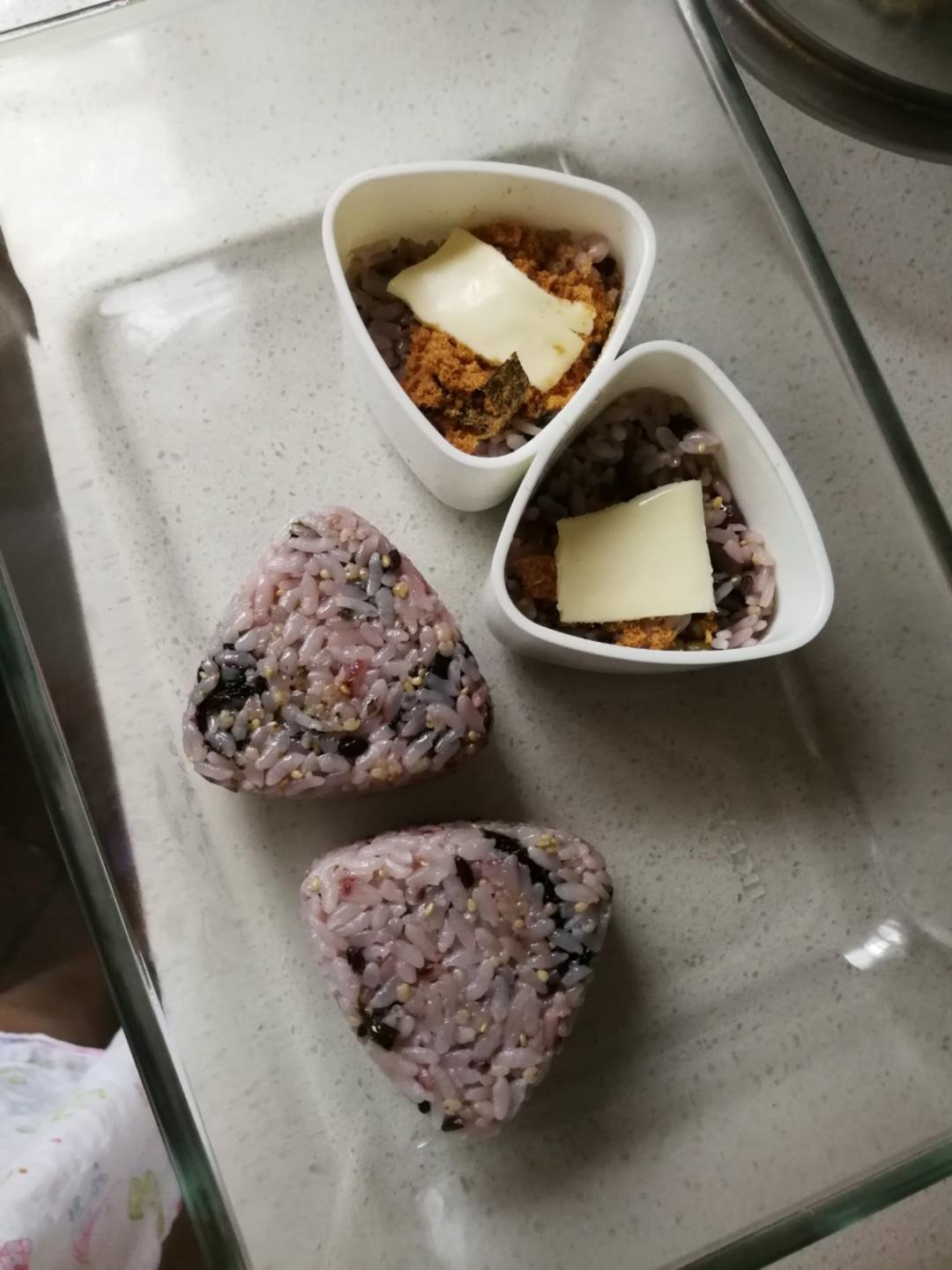 红糙米肉松芝士饭团