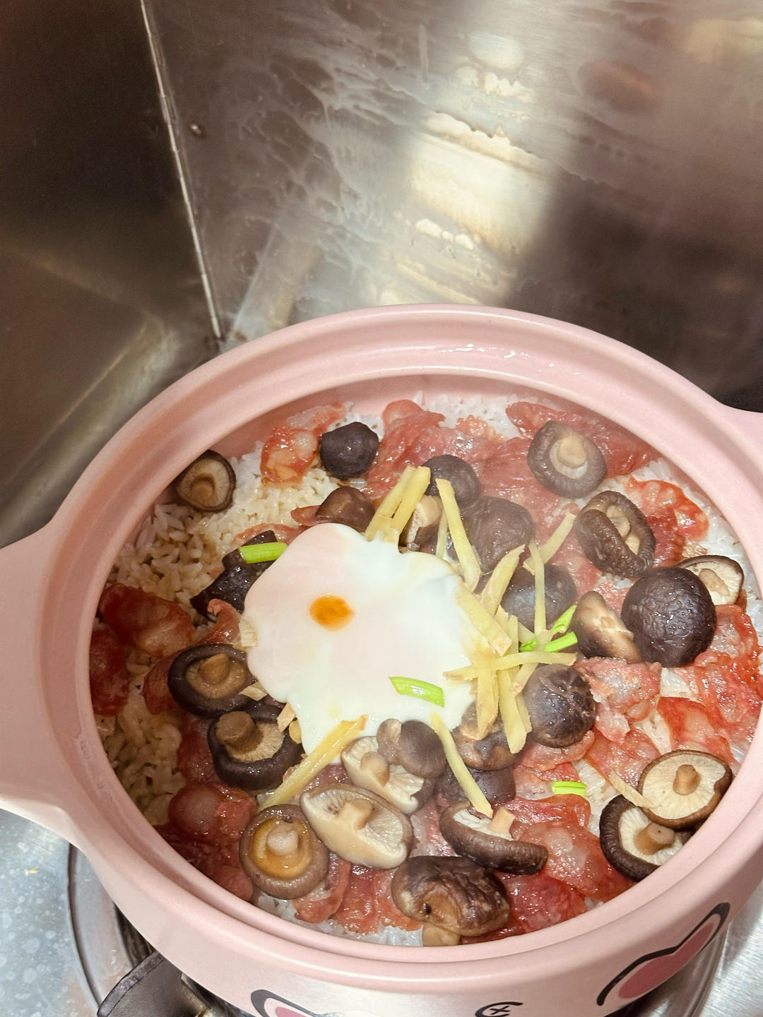 保姆级的「腊味煲仔饭2.0」加强版来了，地道老广味～