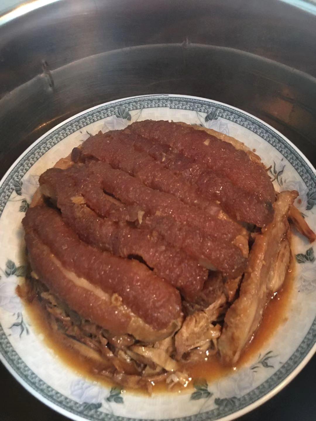 食光里的老友粉做的两广传统宴菜虎皮扣肉