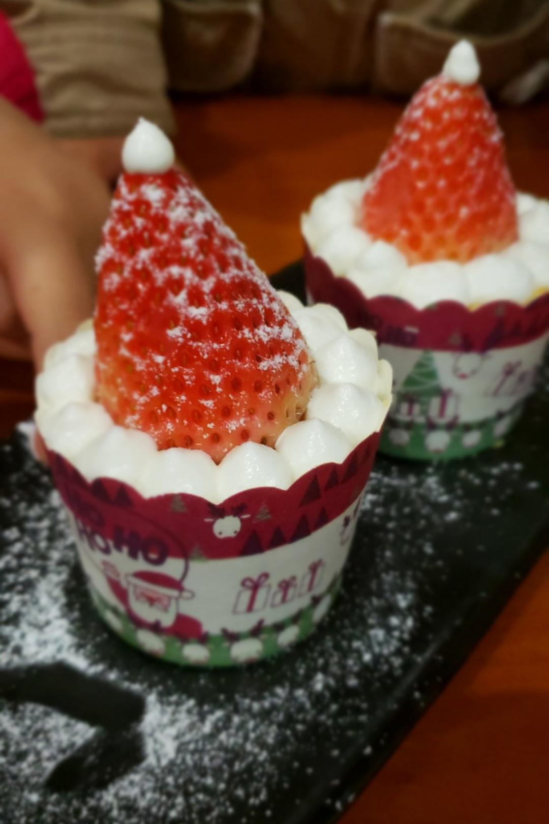 圣诞帽子纸杯蛋糕