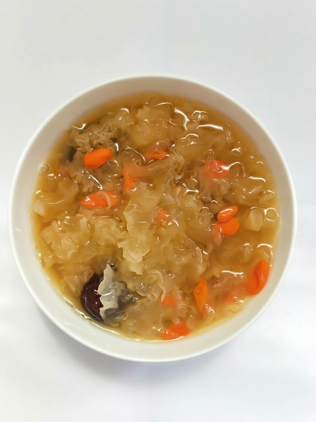 冰糖银耳红枣汤
