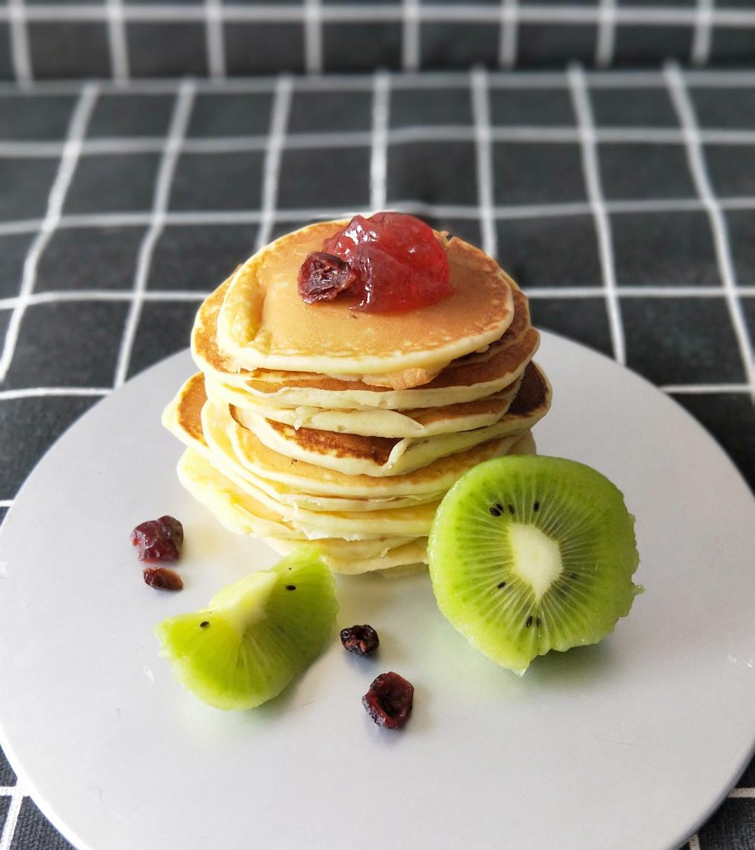 【酸奶松饼yogurt pancake】，搭上黑莓果酱和枫糖的美味。