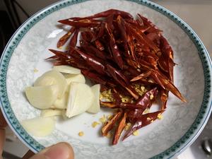 强烈推荐🔥非常下饭的😜“干辣椒爆炒豇豆”的做法 步骤2