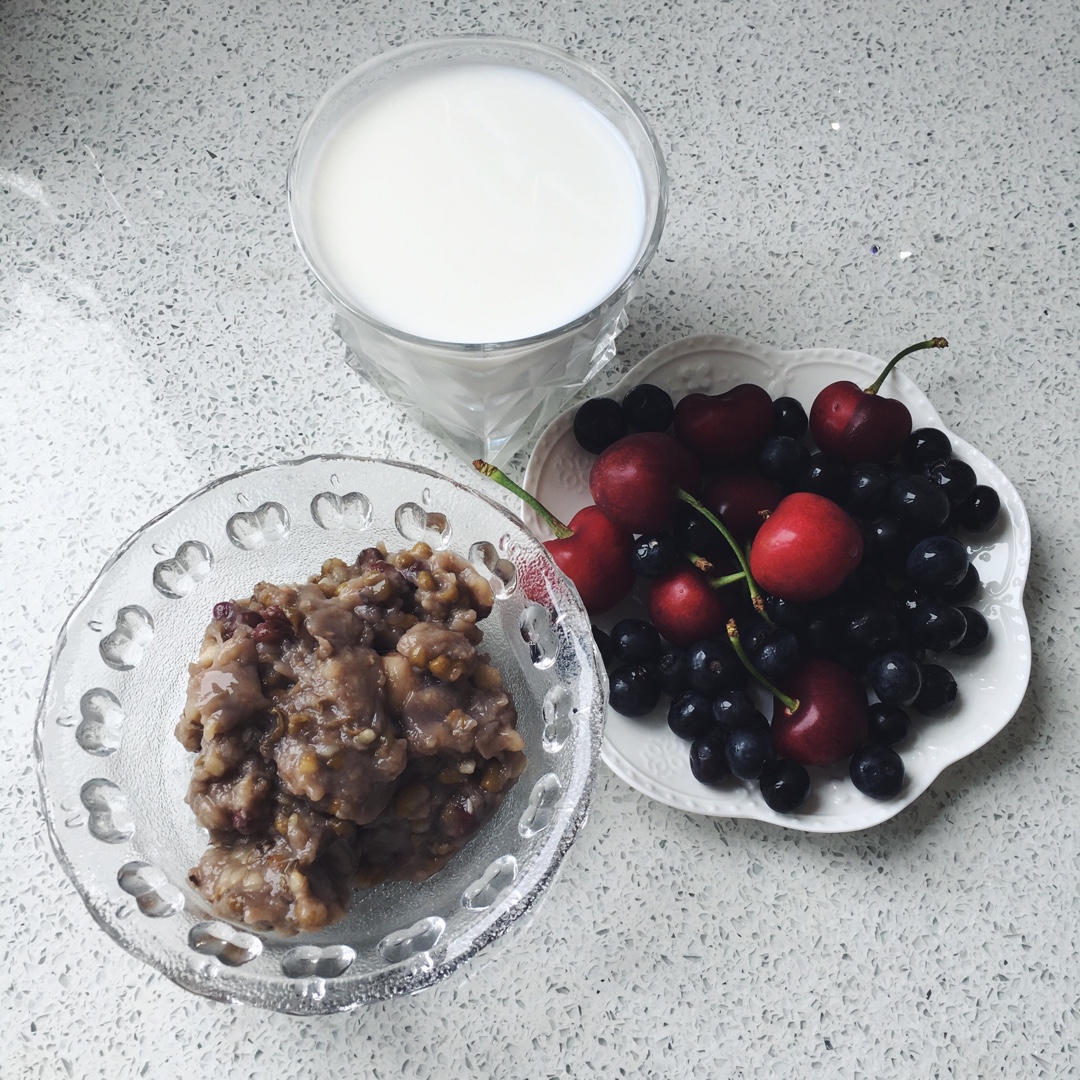 不急不躁吃早餐