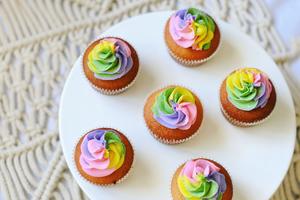 有内涵的彩虹杯子蛋糕Rainbow Cupcakes的做法 步骤12