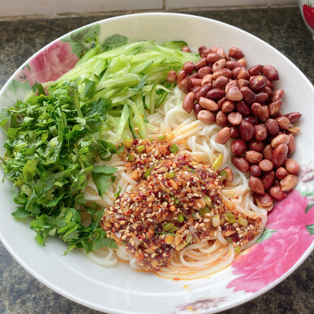 酸辣爽口的凉拌面！保证吃一次就上瘾