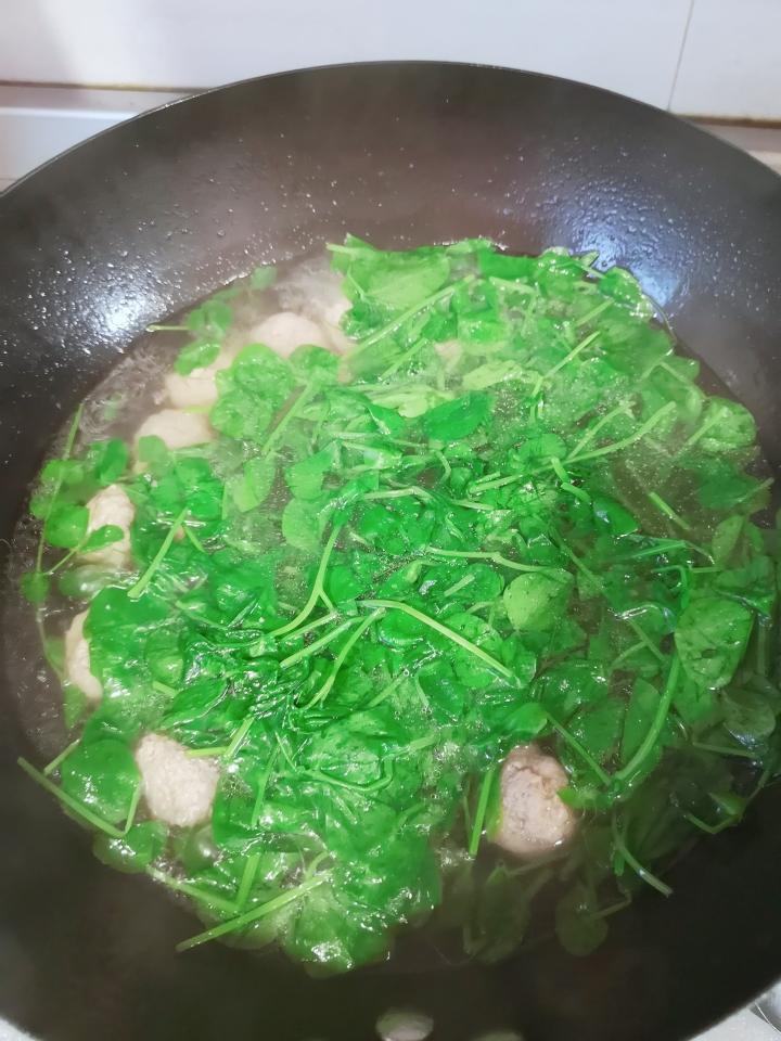 豆苗肉圆汤的做法