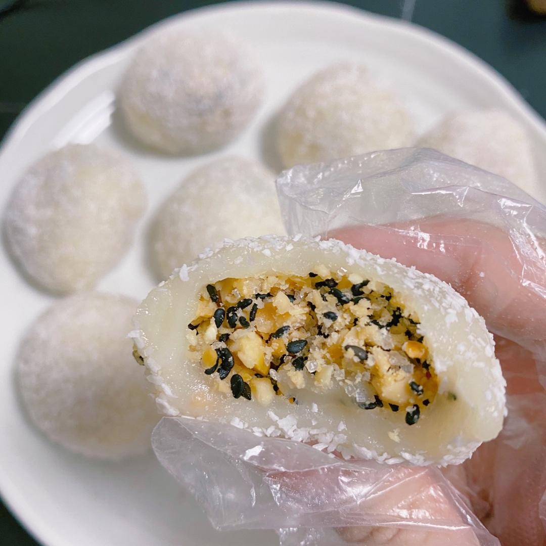 a贝贝贝做的自制糯米糍(花生黑芝麻和豆沙夹心)