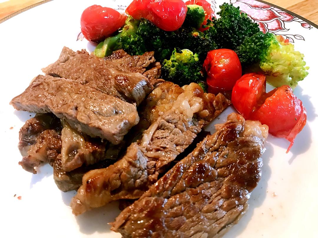 踢翻他爸做的在家享受西餐厅的美味煎牛排