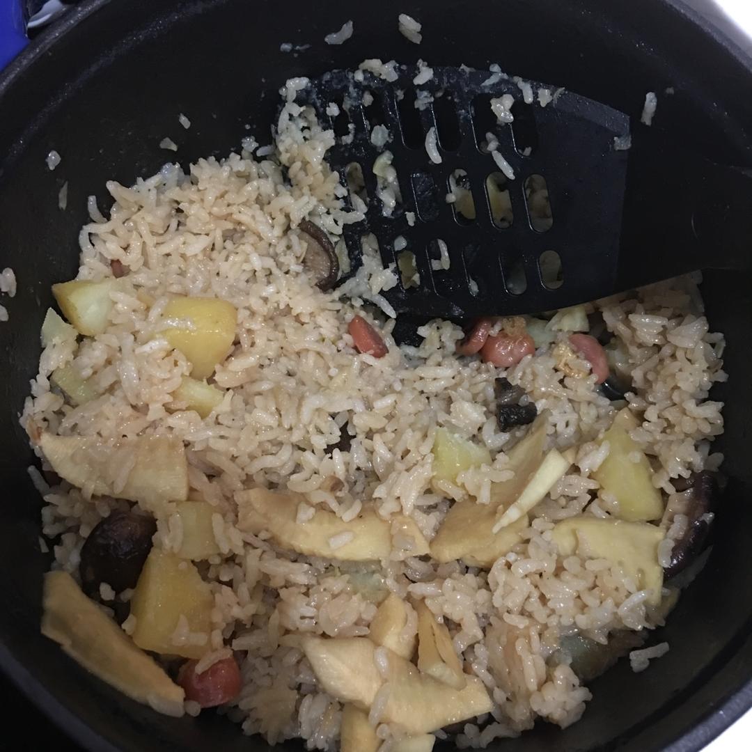 香菇腊肠土豆焖饭