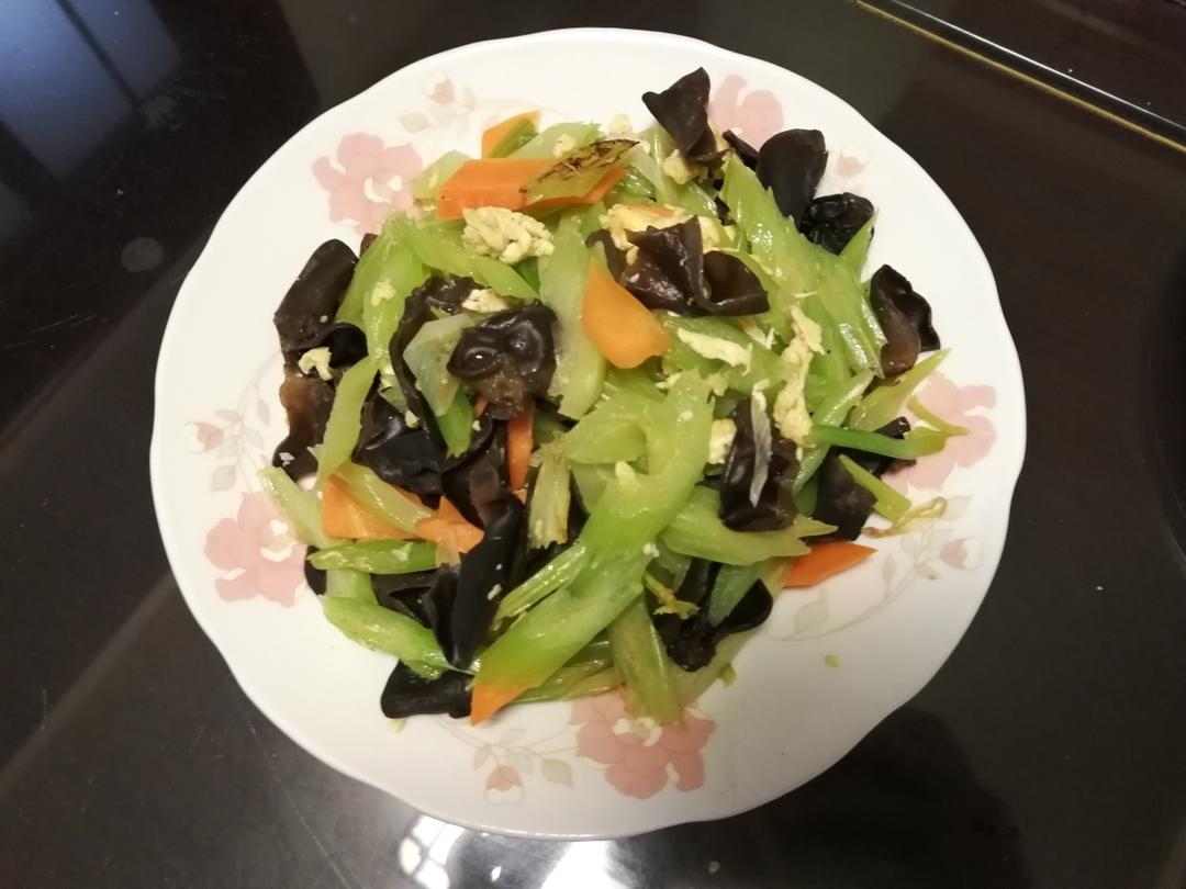 芹菜木耳炒蛋