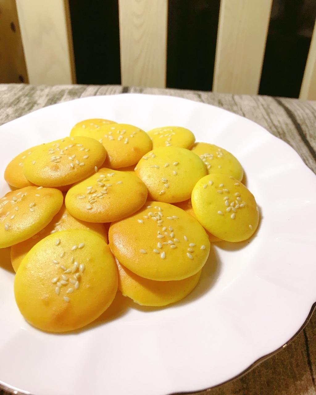 wendy雯儿做的蛋黄小西饼(烤箱做饼干,简单又好吃)