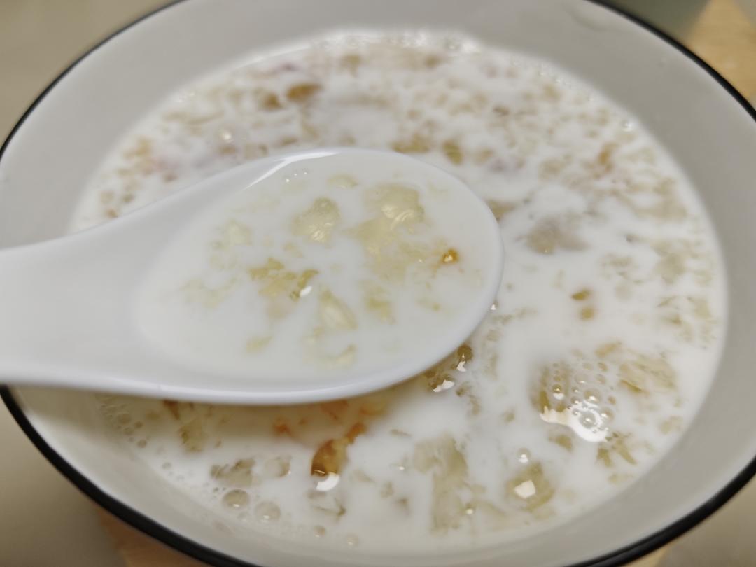 牛奶炖桃胶